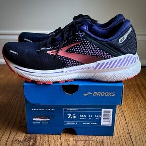 Brooks Adrenaline GTS 22 Women’s Running Shoes. Navy and Pink. Size 7.5